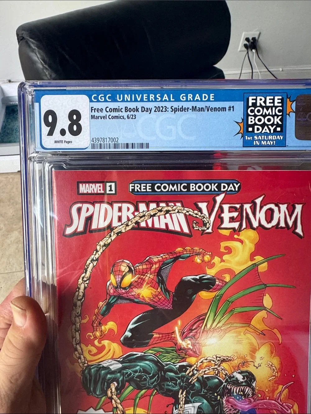 Marvel Spider-Man/Venom Comic Book Cover – Red, Black, Yellow